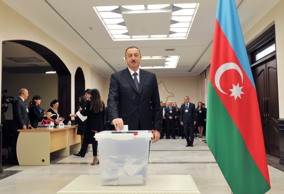 Le président azerbaïdjanais Ilham Aliyev vote au bureau de vote № 6 VIDEO