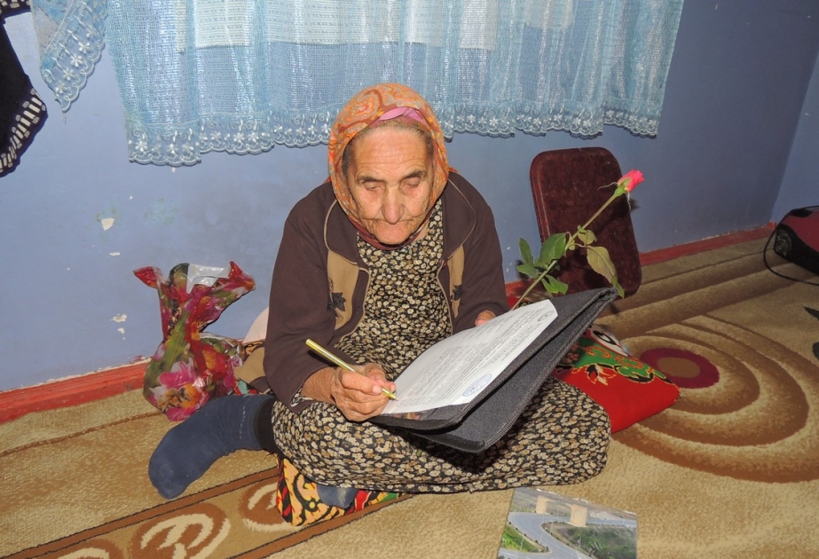 توفير الصندوق المتنقل للناخبة البالغة 113 سنة من عمرها الحاجة منظر في أغدام المحتلة