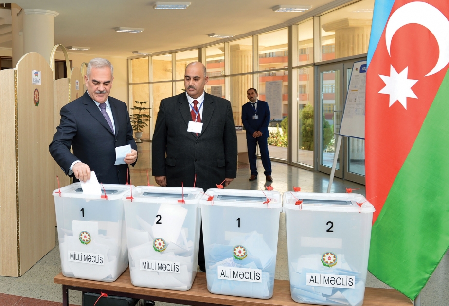 Naxçıvan Muxtar Respublikası Ali Məclisinin Sədri Naxçıvan şəhərindəki 4-15 və 29-1 saylı seçki məntəqələrində səs verib