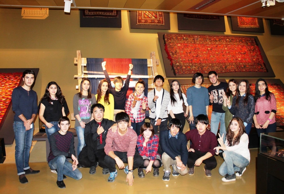 Japanische Studenten besuchen Aserbaidschanisches Teppichmuseum