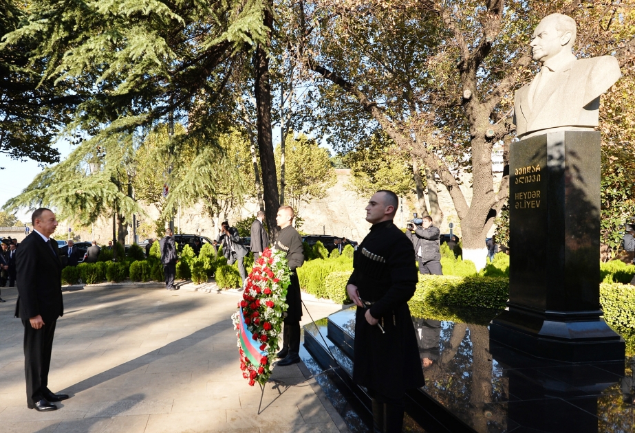 Präsident Ilham Aliyev hat in Tbilissi das Denkmal von Nationalleader besucht VIDEO