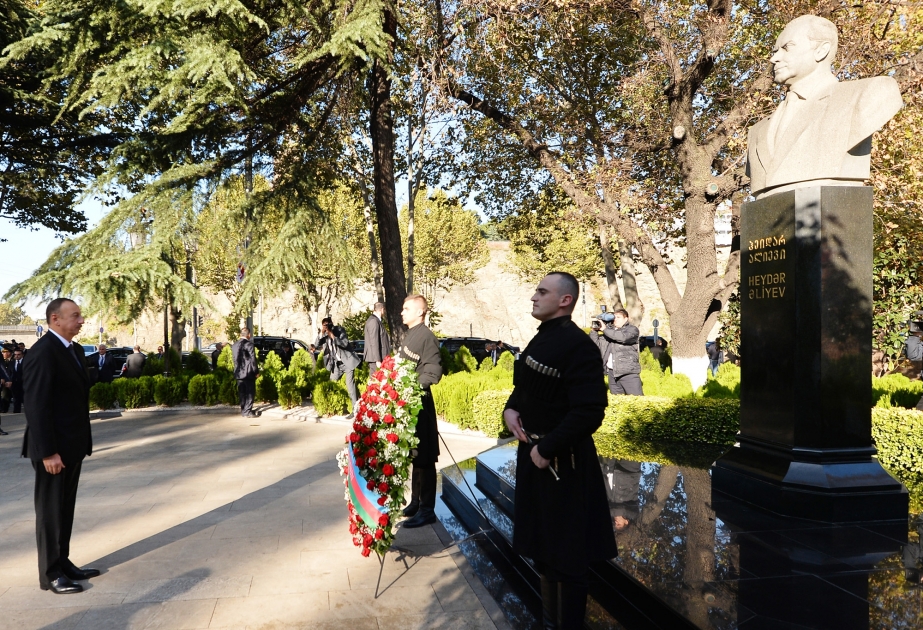Le président de la République visite le monument d'Heydar Aliyev à Tbilissi VIDEO