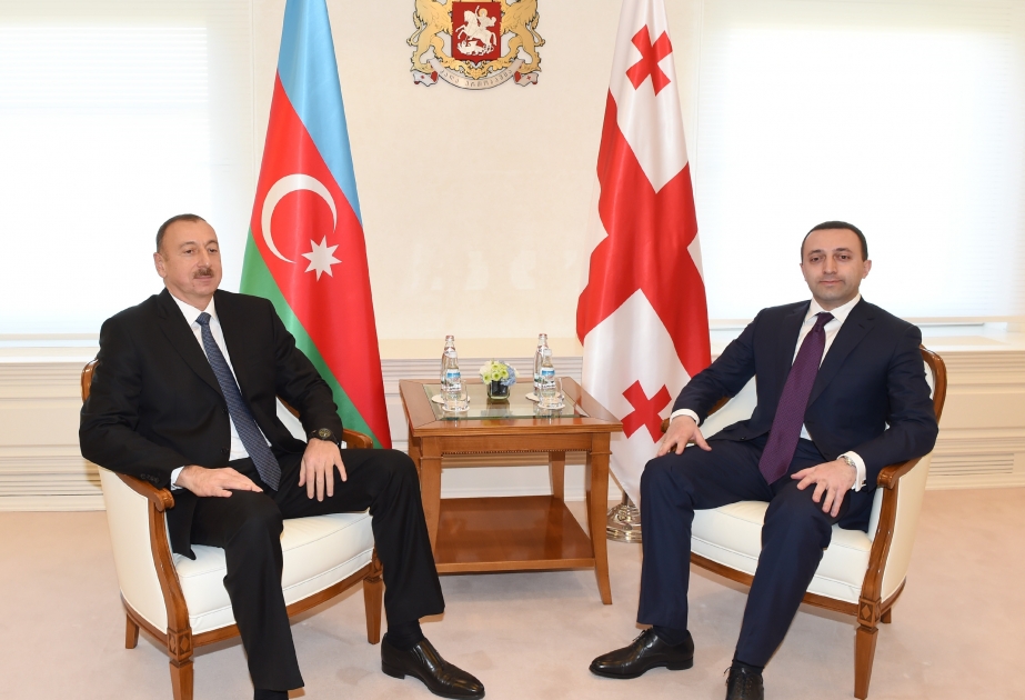 Treffen des aserbaidschanische Präsidenten Ilham Aliyev mit dem Premierminister von Georgien unter vier Augen VIDEO