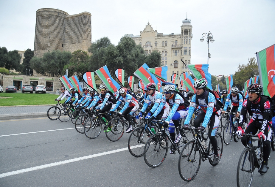 Une course cycliste «Notre drapeau est notre source de fierté» à Bakou VIDEO