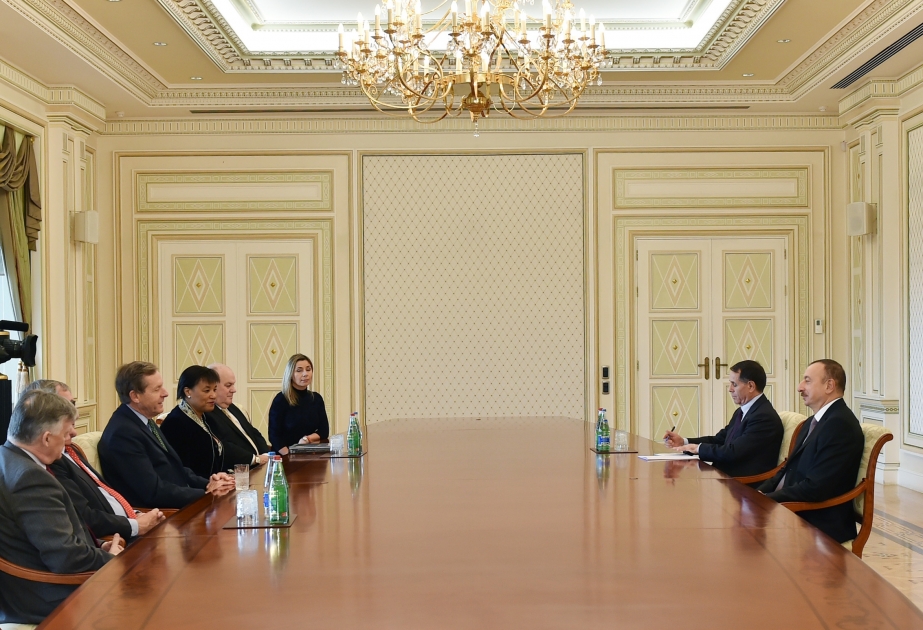 Aserbaidschans Präsident Ilham Aliyev hat eine britische Delegation empfangen VIDEO