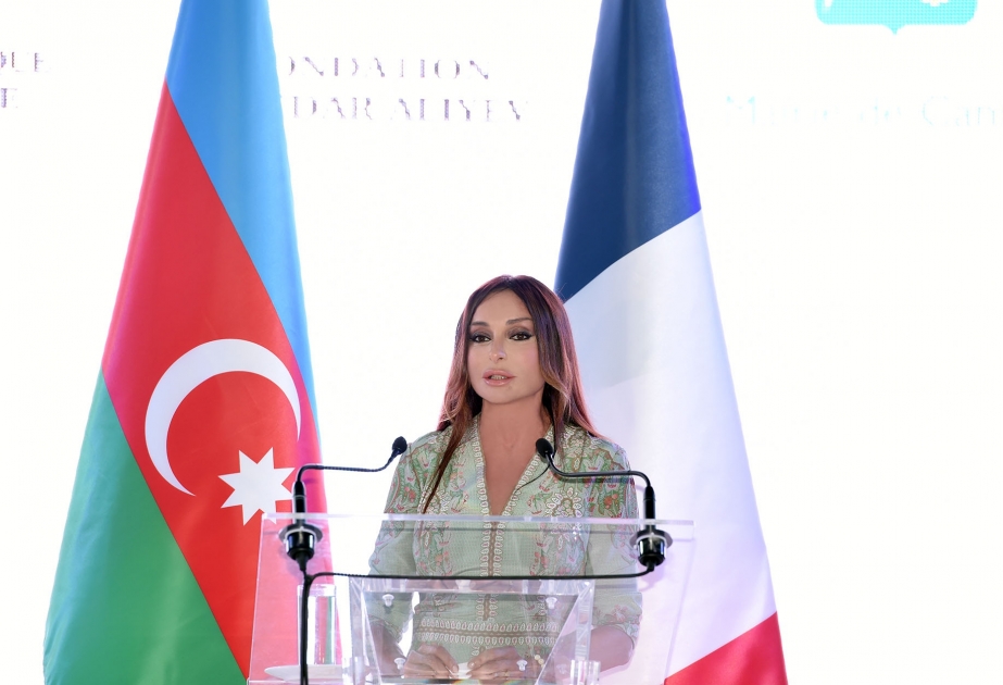 First Lady von Aserbaidschan Mehriban Aliyeva kondoliert dem französischen Präsidenten und Volk