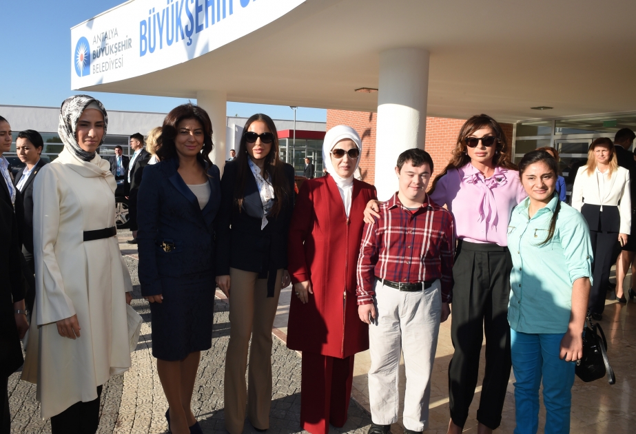 Azərbaycanın birinci xanımı Mehriban Əliyeva Antalyada Əlillərin Bərpa Mərkəzi ilə tanış olub