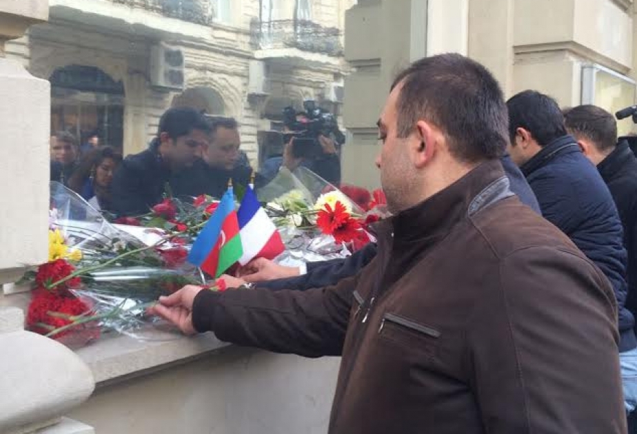 In Baku werden das Andenken an die Opfer von Terroranschlägen in Paris geehrt
