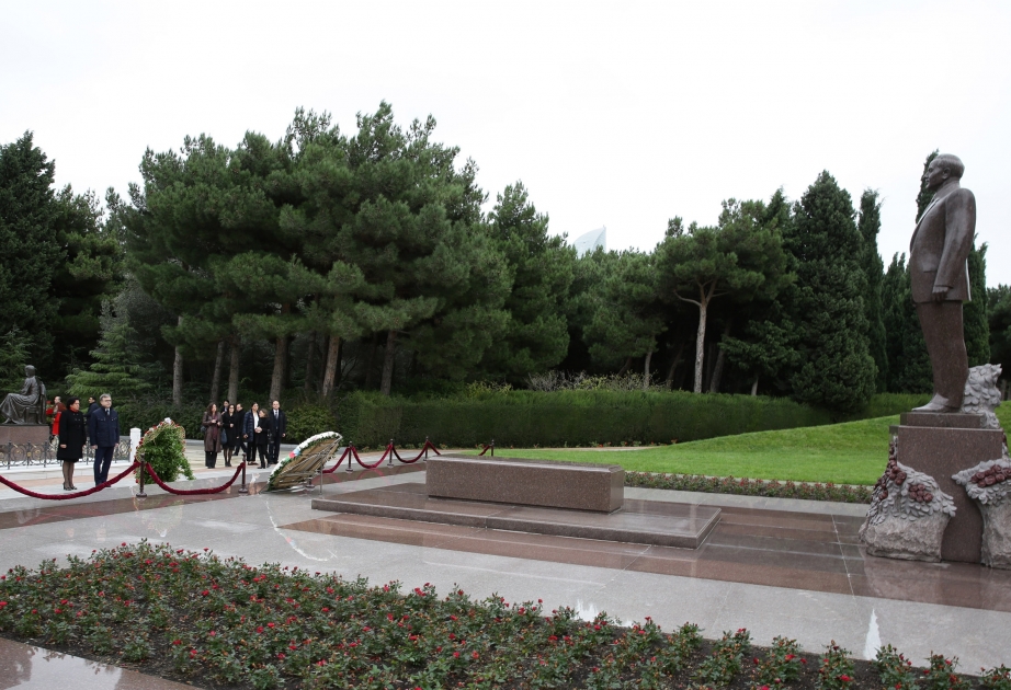 Bulgarian Minister of Environment and Water pays respect to national leader Heydar Aliyev and Azerbaijani heroes