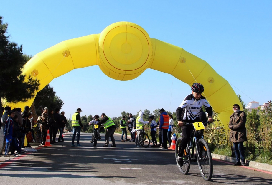 Veloparkda Qaradağ rayonunun məktəbliləri arasında yarış keçirilib