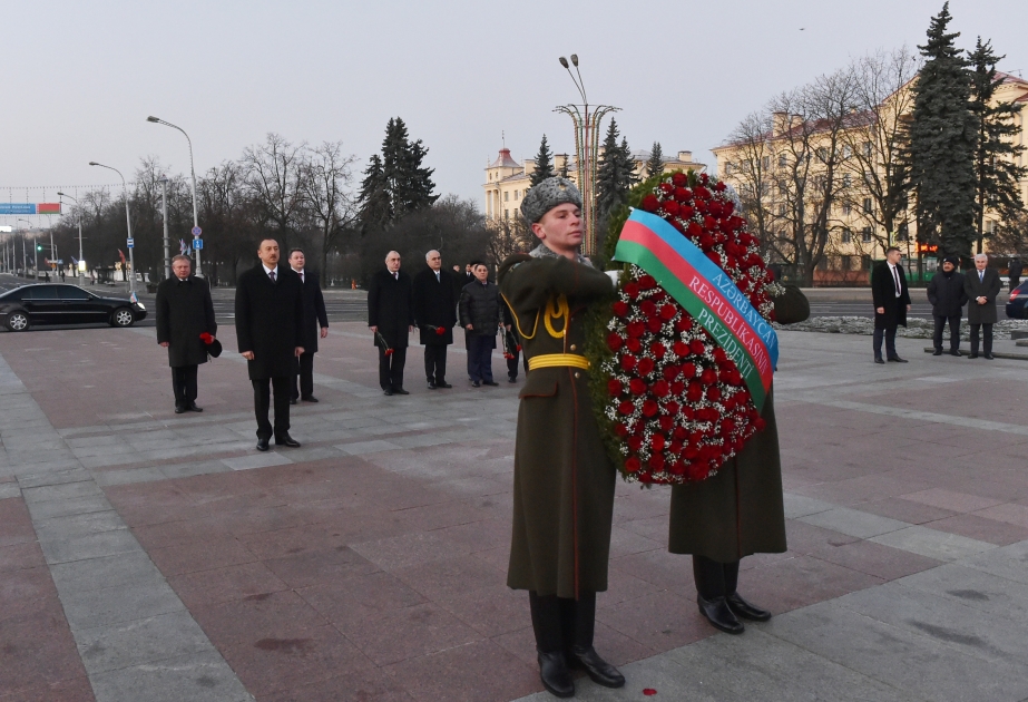 Präsident von Aserbaidschan Ilham Aliyev besucht den "Siegesplatz" in Minsk VIDEO