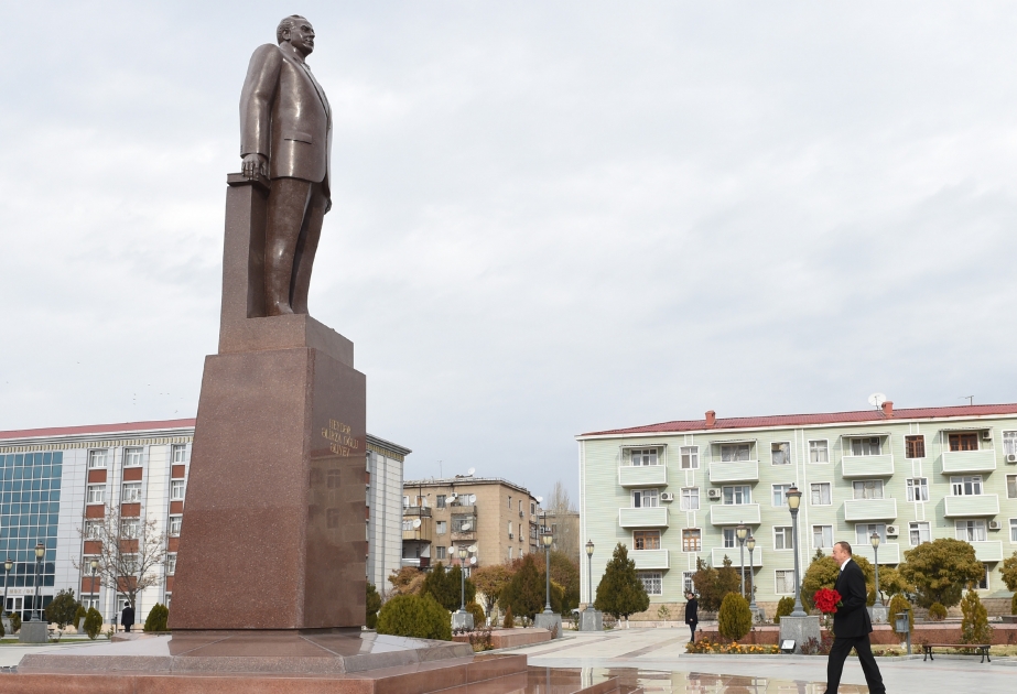 Visite du monument à Heydar Aliyev à Nakhitchevan VIDEO