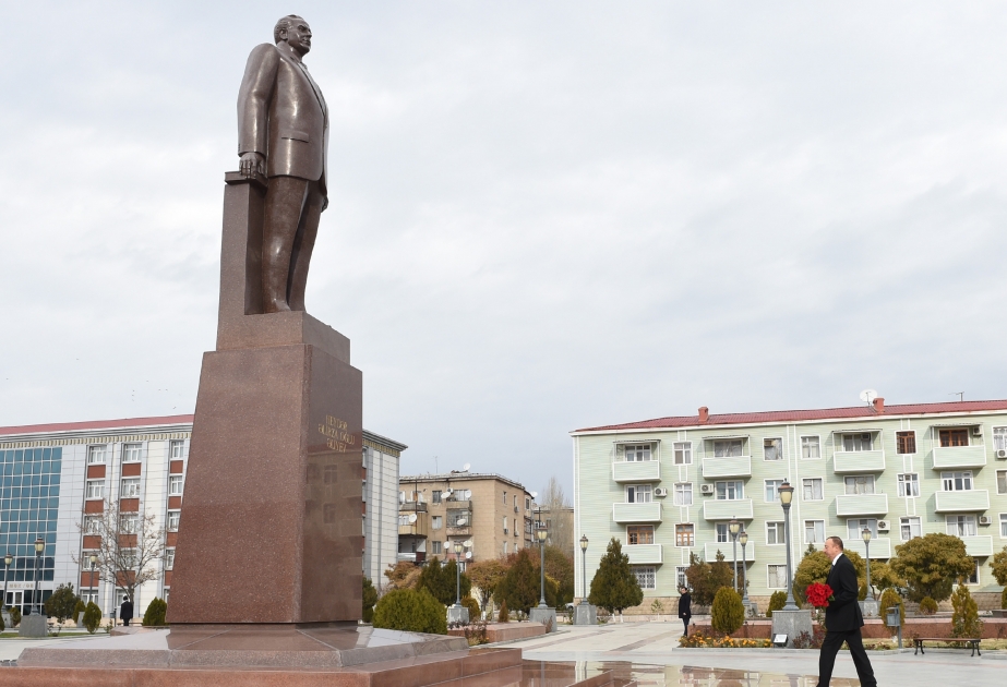 Besuch des Denkmals von Nationalleader Heydar Aliyev in Nachitschewan VIDEO
