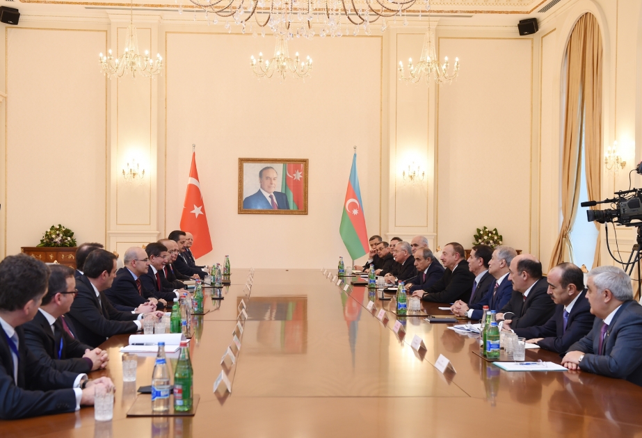 Entretien élargi du président Ilham Aliyev avec le Premier ministre turc VIDEO