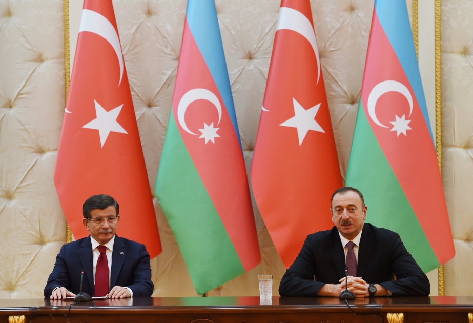 Le président Ilham Aliyev et le Premier ministre turc Ahmet Davutoglu ont fait une déclaration conjointe à la presse VIDEO