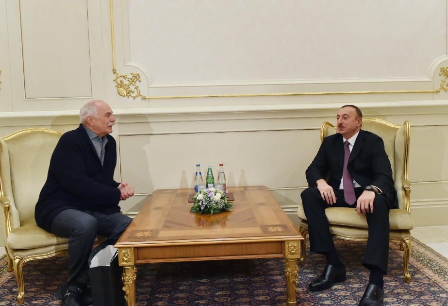 Президент Азербайджана Ильхам Алиев принял председателя Союза кинематографистов России ВИДЕО