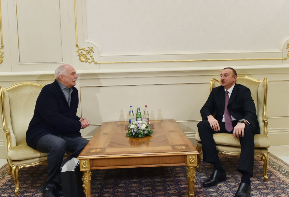 Le président Ilham Aliyev a reçu le président de l’Union des cinéastes russes VIDEO