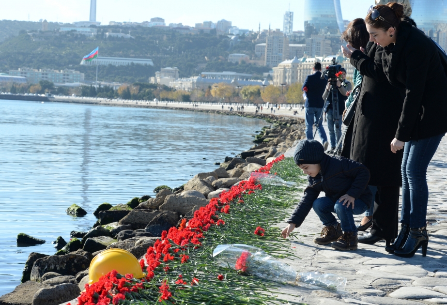 Andenken an bei Brand auf Ölplattform umgekommenen Erdölarbeiter wird mit Aktion „Werfen wir eine Nelke ins Meer“ geehrt