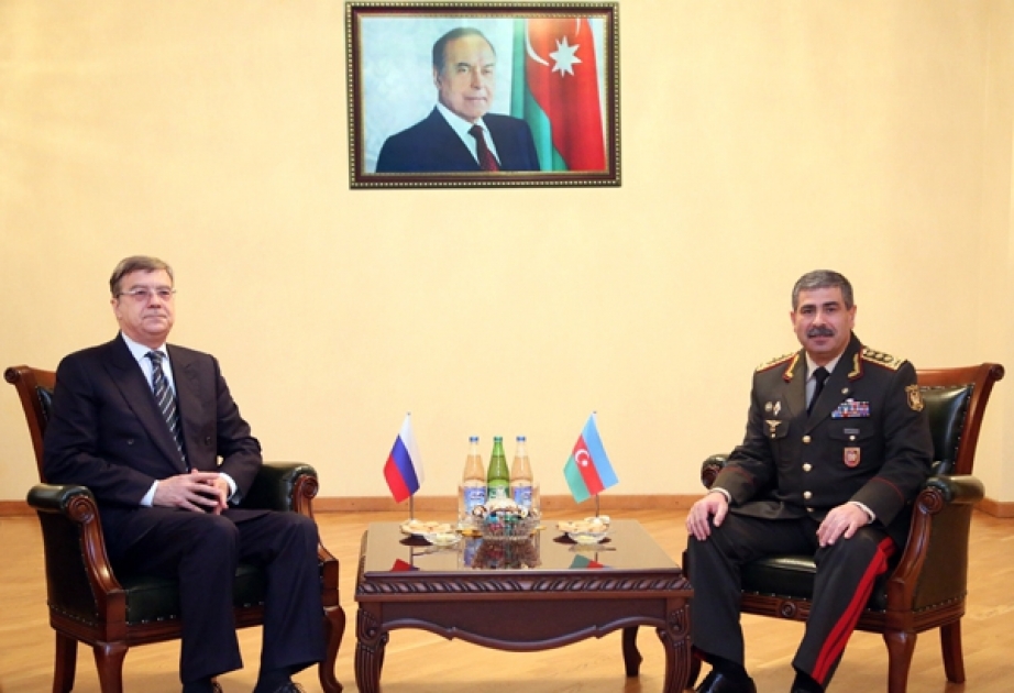 阿塞拜疆与俄罗斯探讨军事合作发展问题