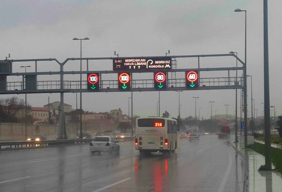 Yağmurlu hava şəraiti ilə əlaqədar Bakıda iki avtomobil yolunda sürət həddi aşağı salınıb