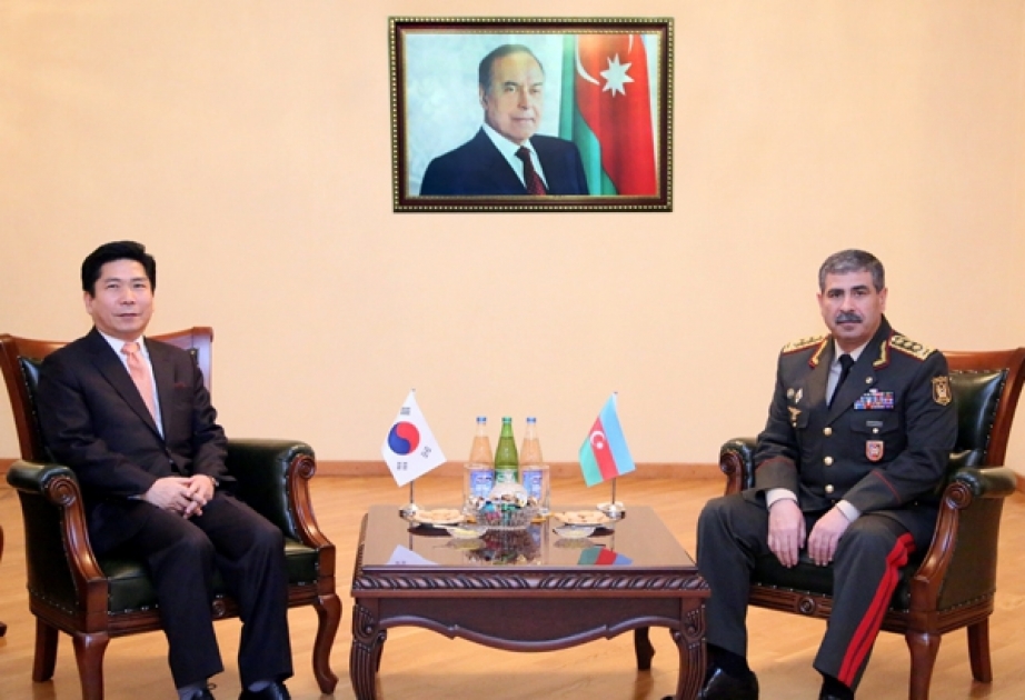 阿塞拜疆国防部长会见韩国驻阿塞拜疆大使