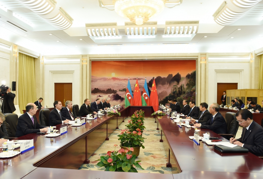 Aserbaidschans Präsident Ilham Aliyev trifft sich mit dem Premier des chinesischen Staatsrates Li Keqiang VIDEO
