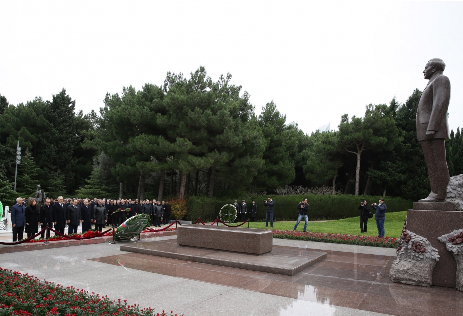 Members of New Azerbaijan Party visit grave of national leader Heydar Aliyev