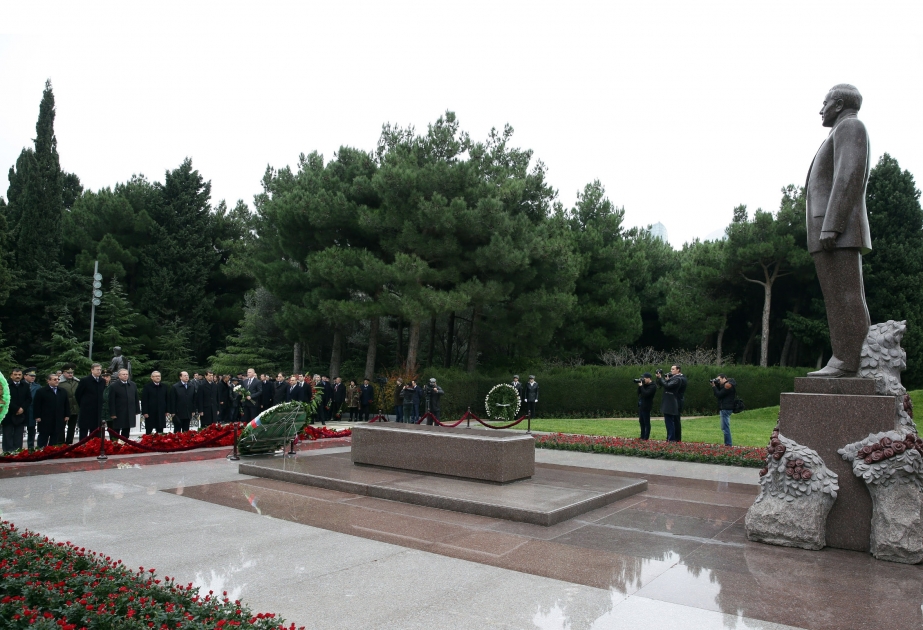 Botschafter von GUS-Ländern besuchen Grabmal von Nationalleader Heydar Aliyev