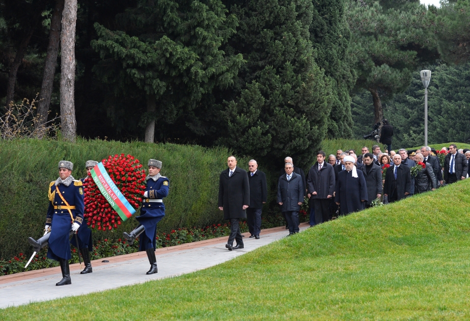 Präsident von Aserbaidschan Ilham Aliyev hat das Grabmal des Nationalleaders Heydar Aliyev besucht VIDEO