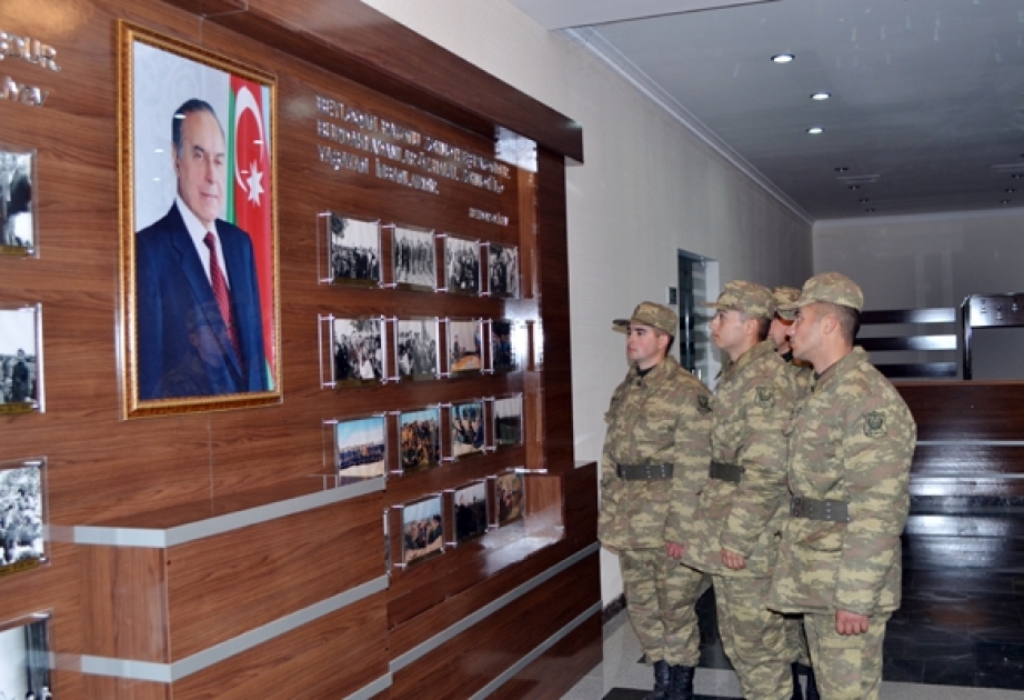 Silahlı Qüvvələrin şəxsi heyəti Ümummilli Liderin xatirəsini anıb
