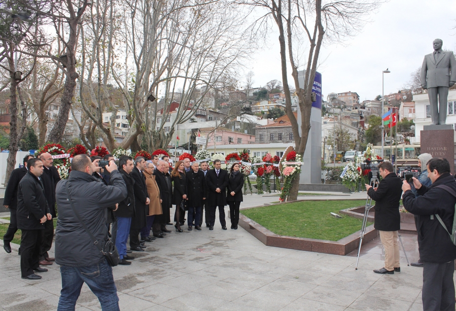 İstanbulda ulu öndər Heydər Əliyevin xatirəsi anılıb