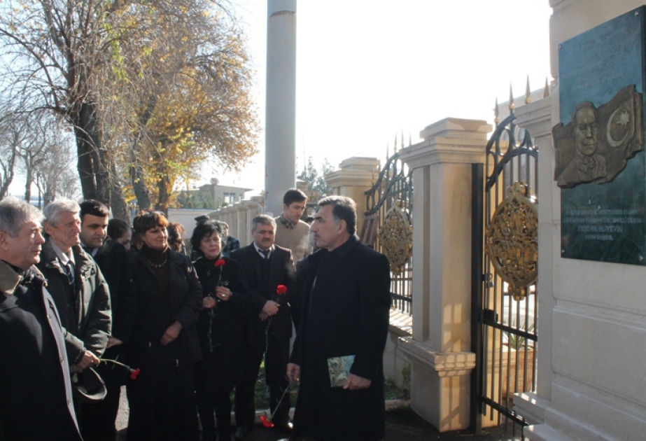 Gedenktafel zum Gedenken an großen Leader Heydar Aliyev in Taschkent