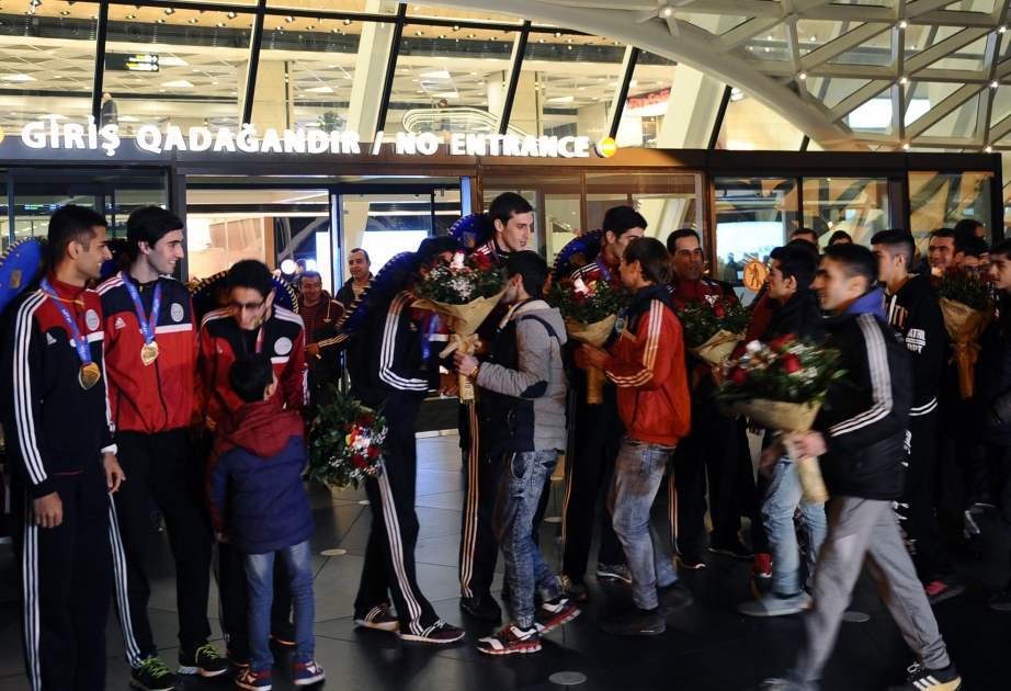 Taekvondo üzrə dünya kubokunu qazanan Azərbaycan yığması Vətənə qayıdıb