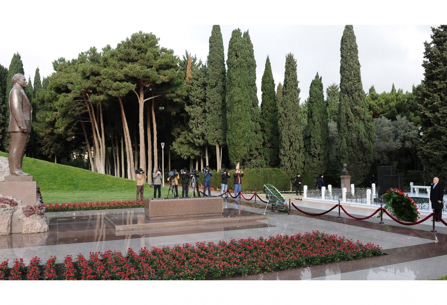 Azerbaijan's Ministry of Defense Industry staff pays respect to national leader Heydar Aliyev and Azerbaijani heroes