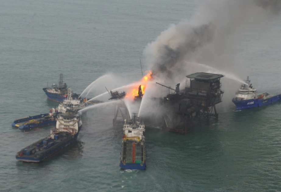 SOCAR: Brennende Ölbohrungen auf einer Ölplattform im Kaspischen Meer Nr.10 