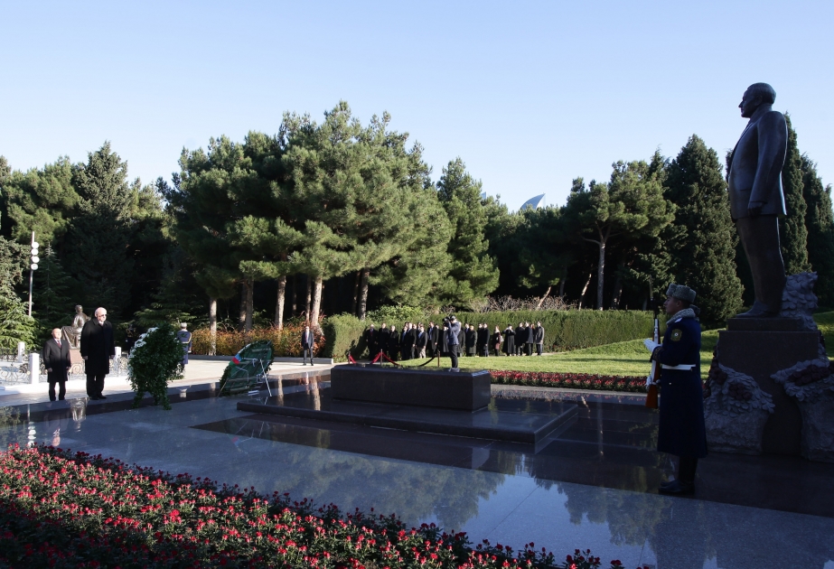 Vorsitzender der türkischen Großversammlung besucht Ehren-und Märtyreralleen in Baku
