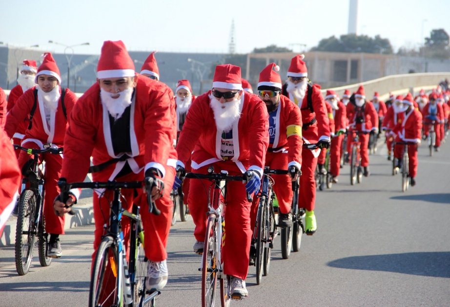 Radrennen von Weihnachtsmännern in Baku