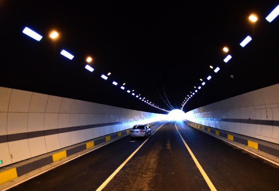 В Китае на дне озера построили транспортный туннель
