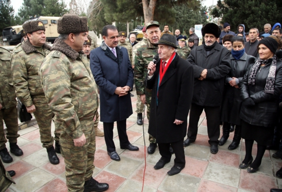 Ganja: Verteidigungsminister nimmt am Tag „Offeene Tür" teil