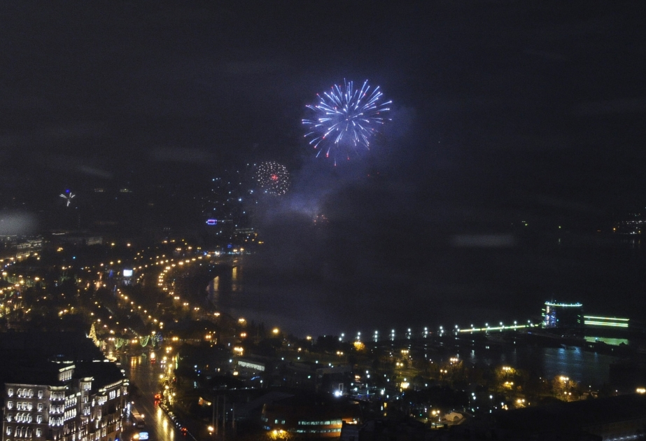Hauptstadt Baku nimmt 2016 mit grandiosem Feuerwerk auf