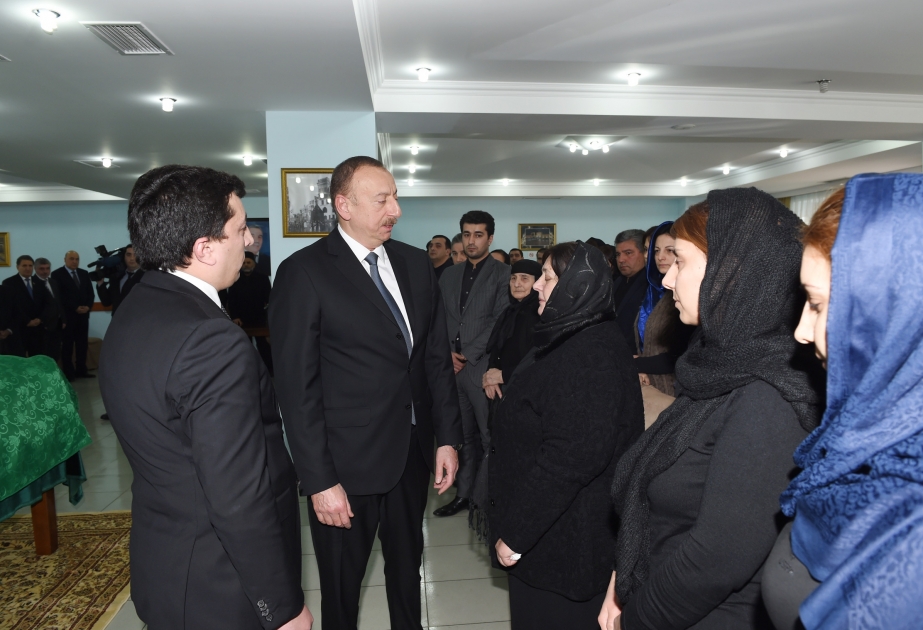 Aserbaidschans Präsident Ilham Aliyev nimmt an Abschiedsfeier von Nationaldichter Zalimkhan Yagub teil VIDEO