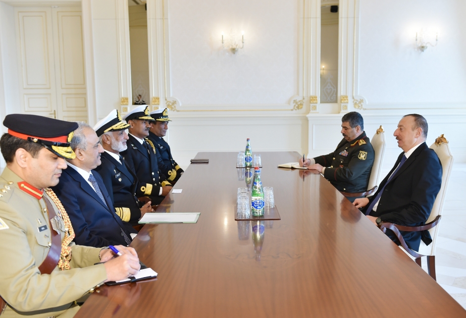 Aserbaidschans Präsident Ilham Aliyev hat den Befehlshaber der Seestreitkräfte von Pakistan empfangen VIDEO