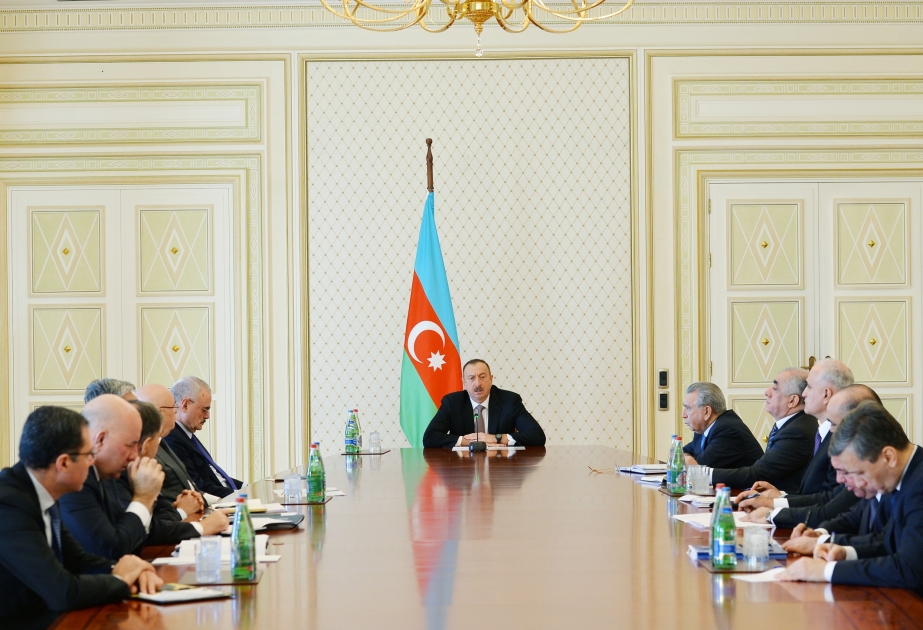 Aserbaidschans Präsident Ilham Aliyev hält Beratung zur Lösung wirtschaftlicher und sozialer Fragen abVIDEO