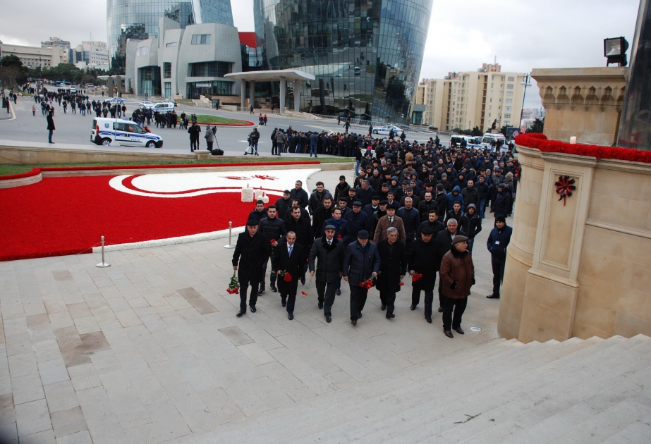 “Azəryolservis” ASC-nin əməkdaşları Şəhidlər xiyabanını ziyarət edib