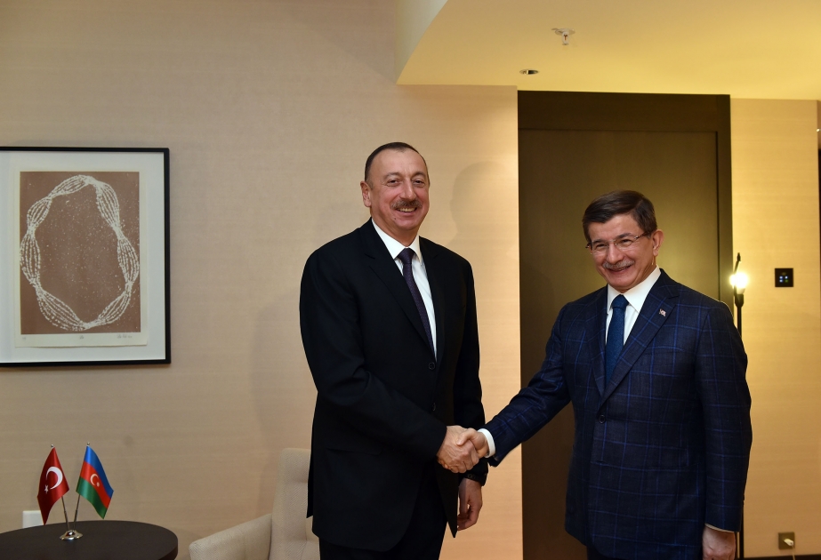 Präsident Ilham Aliyev trifft sich in Davos mit Premierminister von Türkei VIDEO