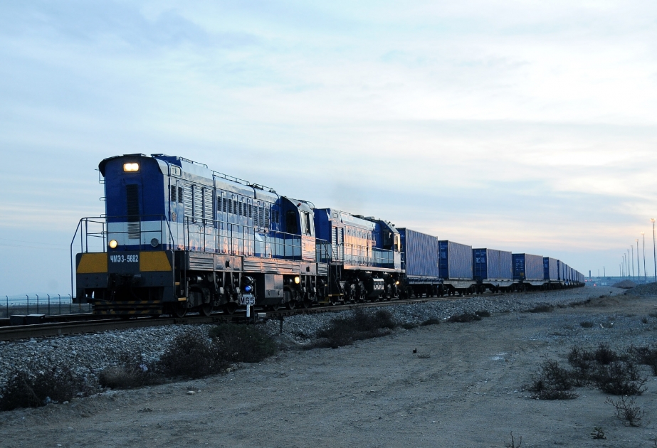Containerzug Ukraine-Georgien-Aserbaidschan-Kasachstan-China ist im Hafen von Baku angelangt VIDEO
