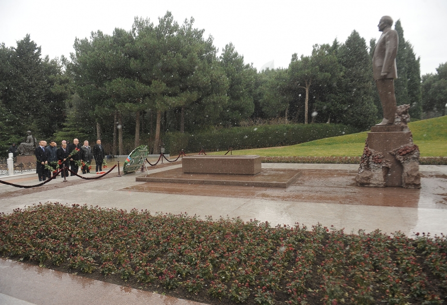 Une délégation de l’AP de l’OSCE visite la tombe du leader national Heydar Aliyev et l’Allée des Patriotes