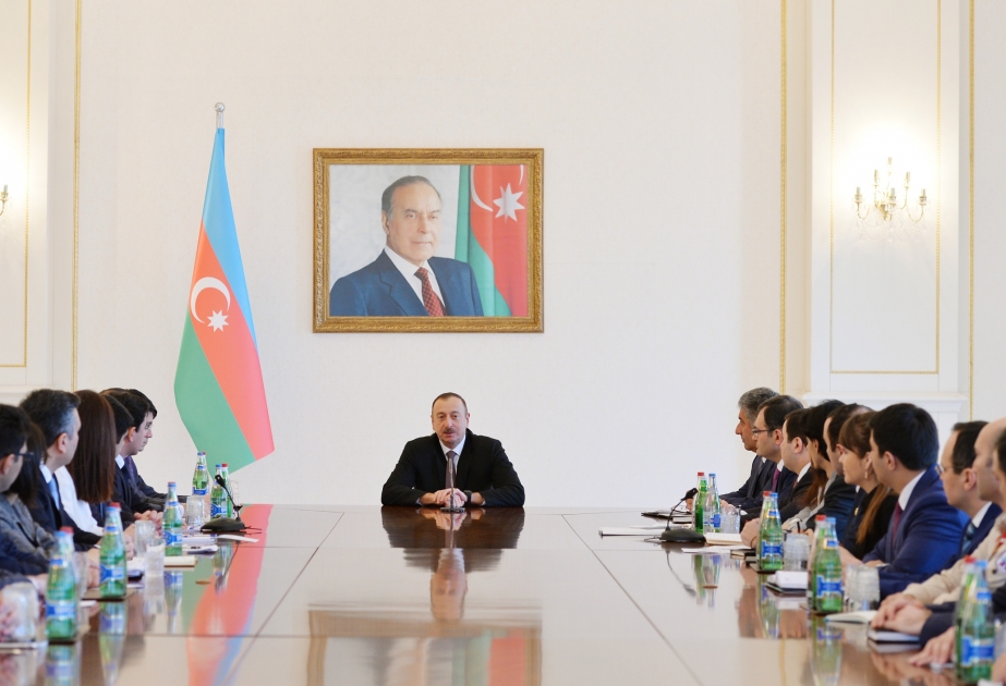 Aserbaidschans Präsident Ilham Aliyev trifft sich mit einer Gruppe von Jugendlichen VIDEO