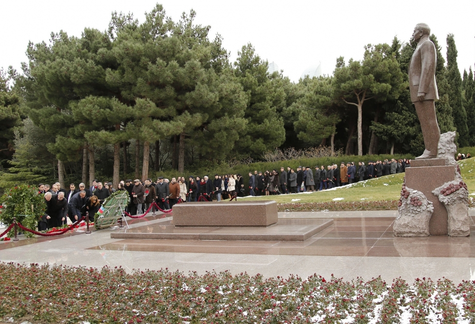 Mitarbeiter vom Ministerium für Kultur und Tourismus besuchen die Ehrenallee in Baku