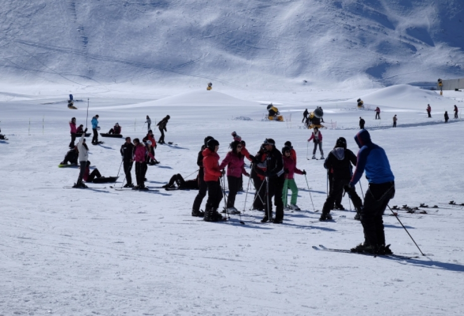 “Şahdağ” Turizm Mərkəzində media nümayəndələri üçün xizək dərsləri təşkil olunub